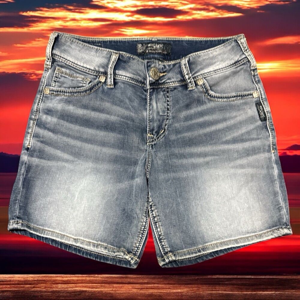 Silver Jeans Shorts Women’s size 27/ L4 Blue Denim Suki Mid Short Bermuda Style